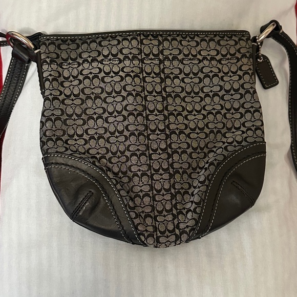 Beautiful Coach Crossbody signature C’s black/gray canvas/leather purse - Picture 2 of 16